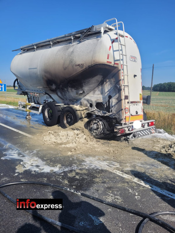 Pożar opon w naczepie ciągnika