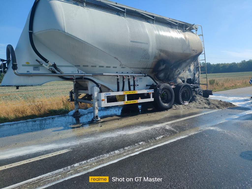 Pożar opon w naczepie ciągnika