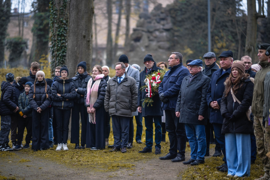 Tablicą upamiętnili dzieci zabite przez nazistów