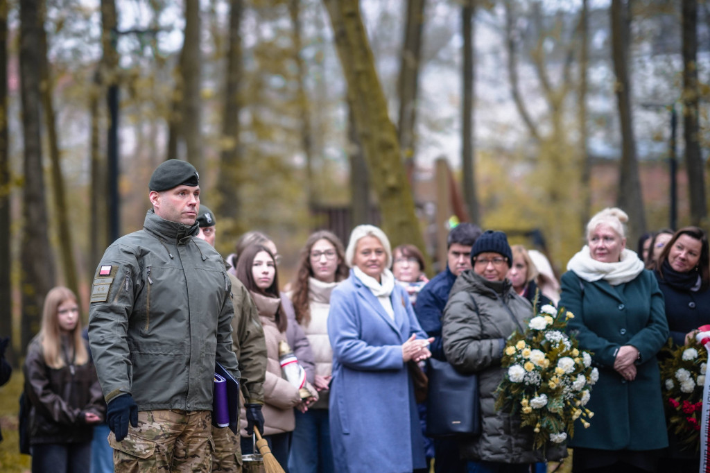 Tablicą upamiętnili dzieci zabite przez nazistów