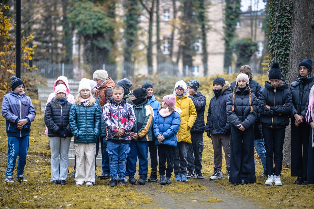 Tablicą upamiętnili dzieci zabite przez nazistów