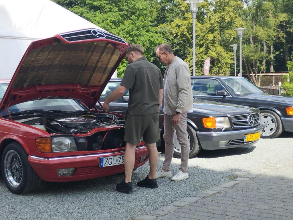 Zlot zabytkowych mercedesów. Baza w Zamku Lubliniec