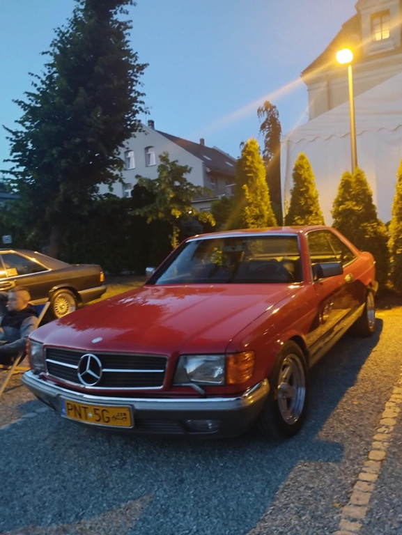 Zlot zabytkowych mercedesów. Baza w Zamku Lubliniec