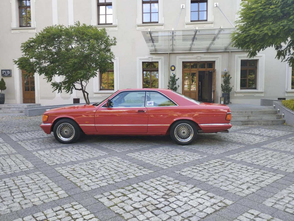 Zlot zabytkowych mercedesów. Baza w Zamku Lubliniec