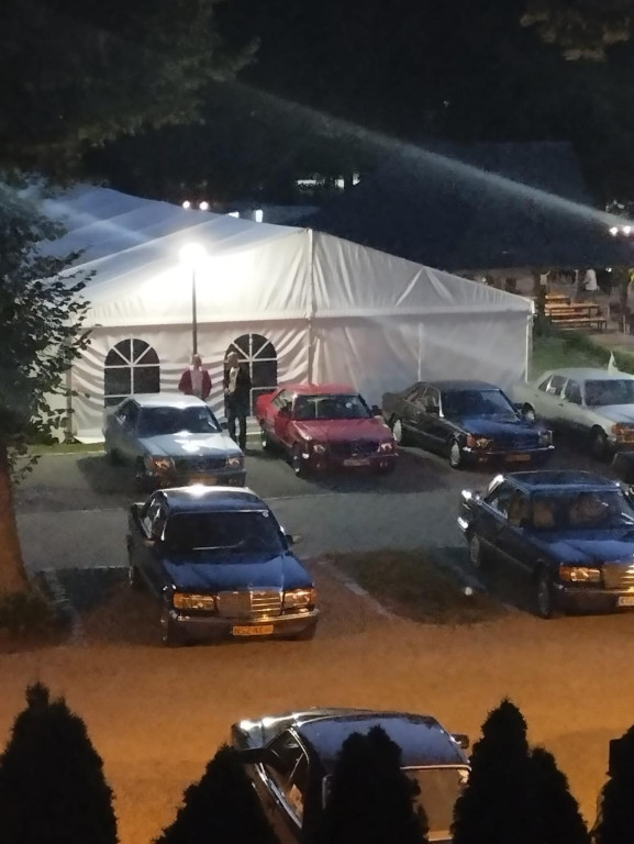 Zlot zabytkowych mercedesów. Baza w Zamku Lubliniec