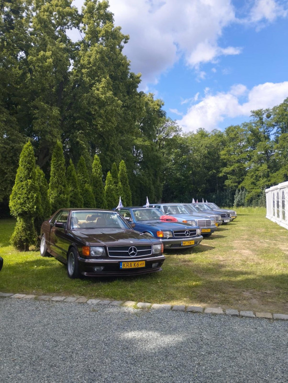Zlot zabytkowych mercedesów. Baza w Zamku Lubliniec