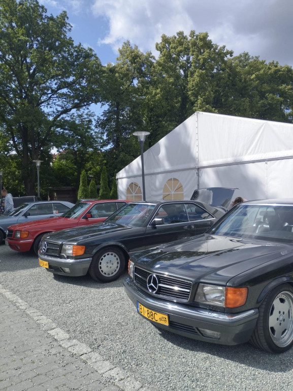 Zlot zabytkowych mercedesów. Baza w Zamku Lubliniec