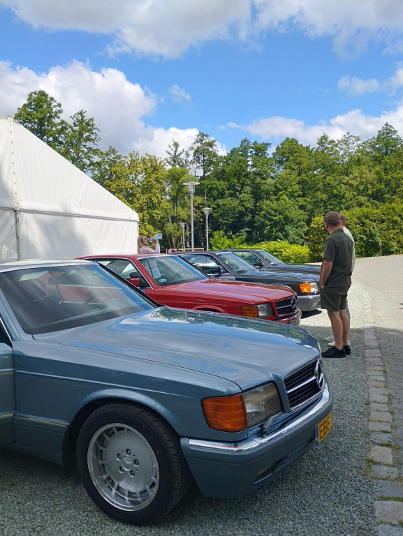 Zlot zabytkowych mercedesów. Baza w Zamku Lubliniec