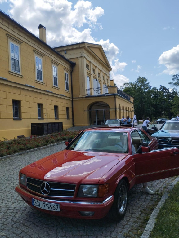 Zlot zabytkowych mercedesów. Baza w Zamku Lubliniec