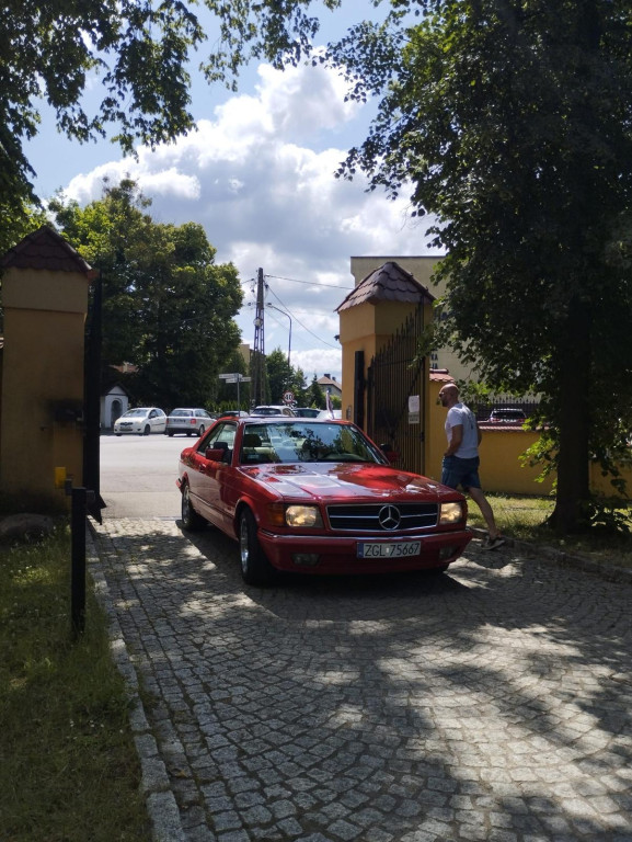 Zlot zabytkowych mercedesów. Baza w Zamku Lubliniec