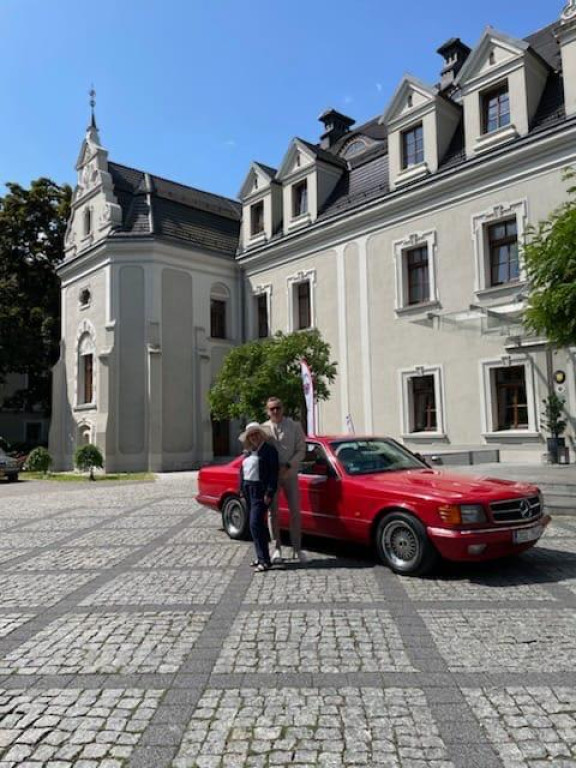 Zlot zabytkowych mercedesów. Baza w Zamku Lubliniec