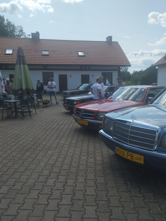 Zlot zabytkowych mercedesów. Baza w Zamku Lubliniec