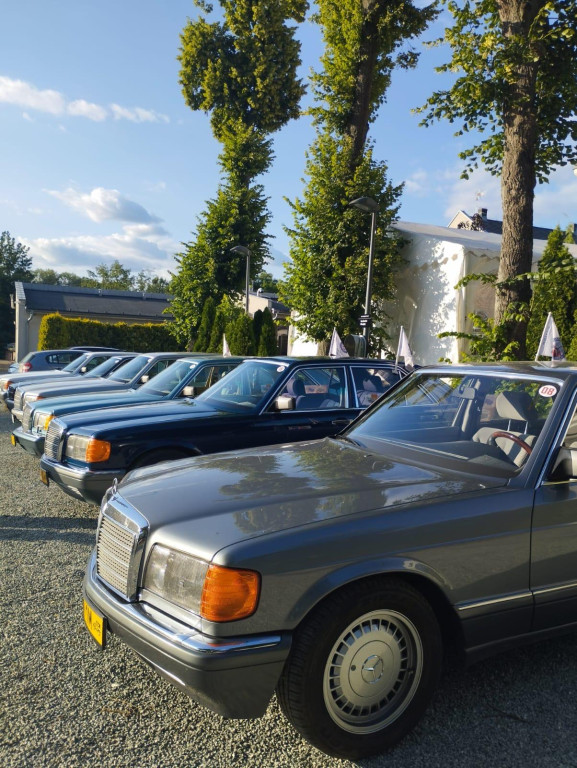 Zlot zabytkowych mercedesów. Baza w Zamku Lubliniec