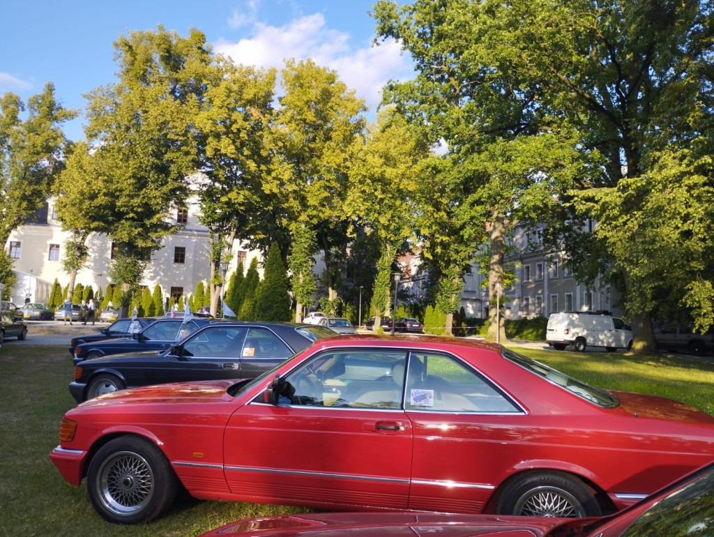Zlot zabytkowych mercedesów. Baza w Zamku Lubliniec