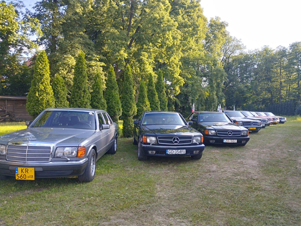 Zlot zabytkowych mercedesów. Baza w Zamku Lubliniec