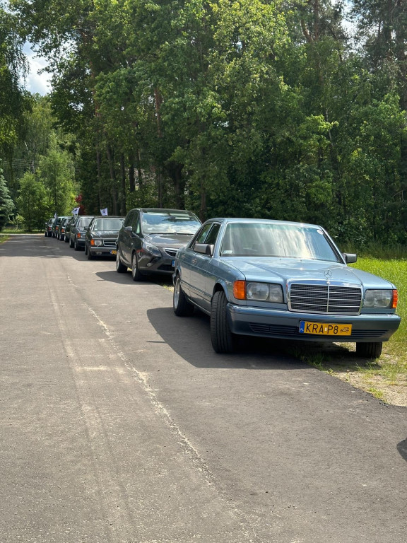 Zlot zabytkowych mercedesów. Baza w Zamku Lubliniec