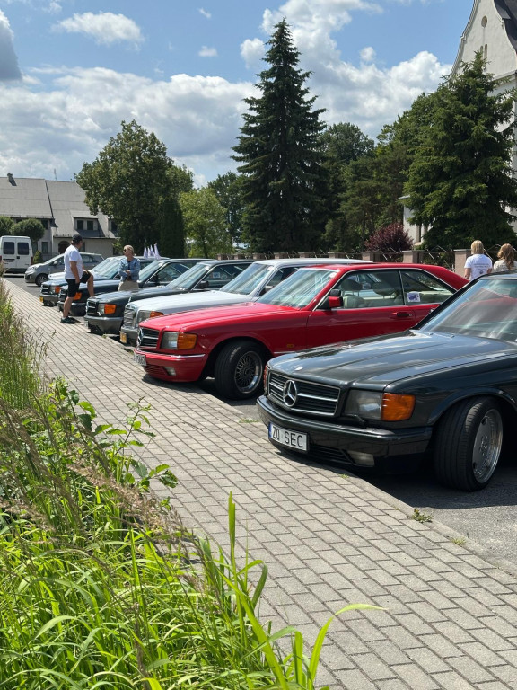 Zlot zabytkowych mercedesów. Baza w Zamku Lubliniec