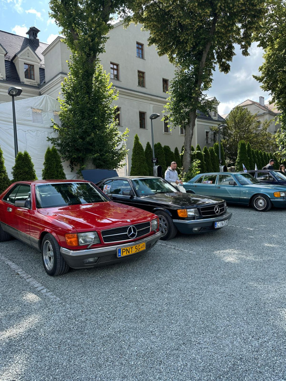 Zlot zabytkowych mercedesów. Baza w Zamku Lubliniec