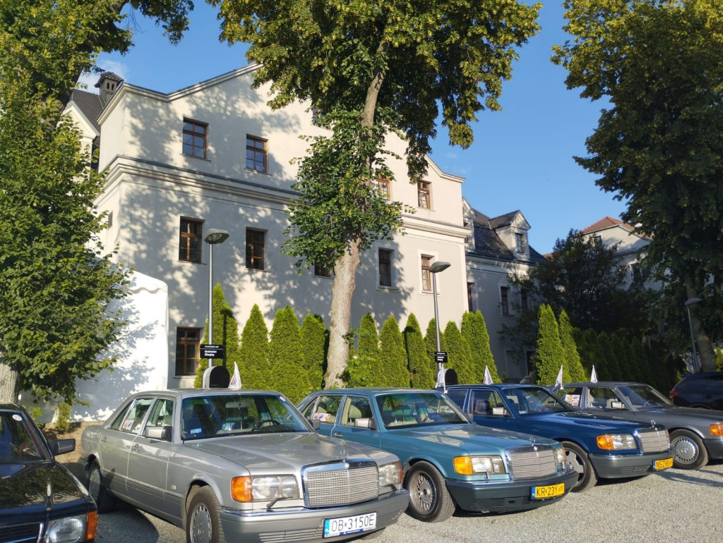 Zlot zabytkowych mercedesów. Baza w Zamku Lubliniec