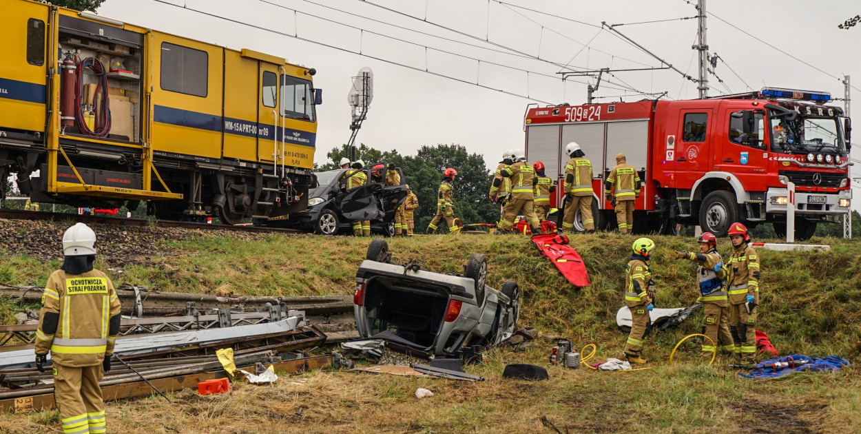 Rusinowice. Zderzenie pociągu i osobówek