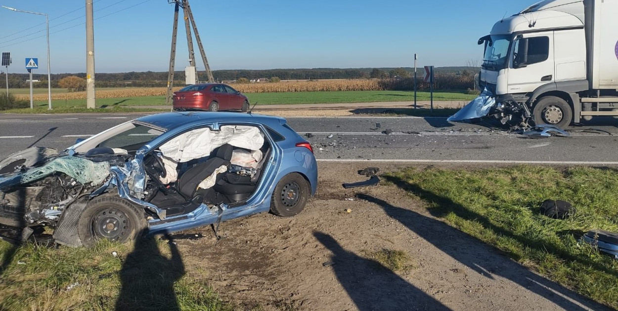 Powiat lubliniecki. Zderzenie osobówek i ciężarówki
