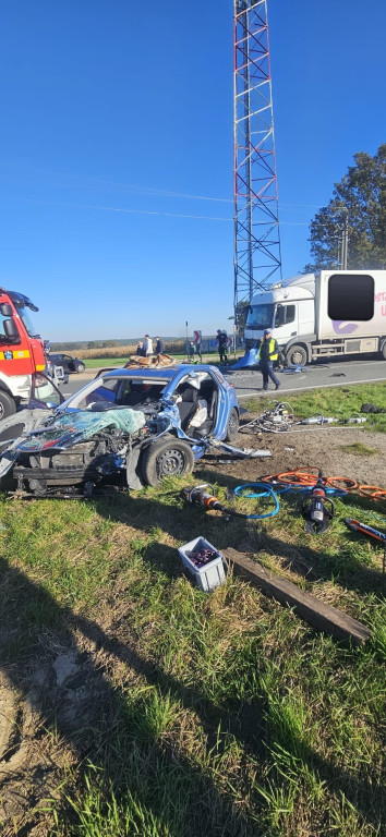 Powiat lubliniecki. Zderzenie osobówek i ciężarówki