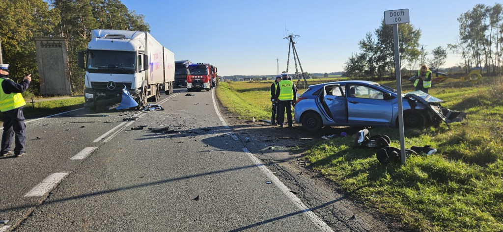 Powiat lubliniecki. Zderzenie osobówek i ciężarówki