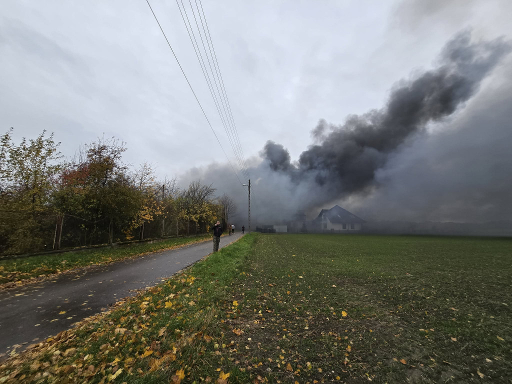 Pożar w Sadowie. Kilkadziesiąt zastępów strażackich