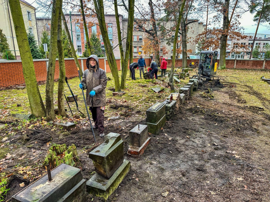 Lubliniec. Trwa rewitalizacja cmentarza żydowskiego