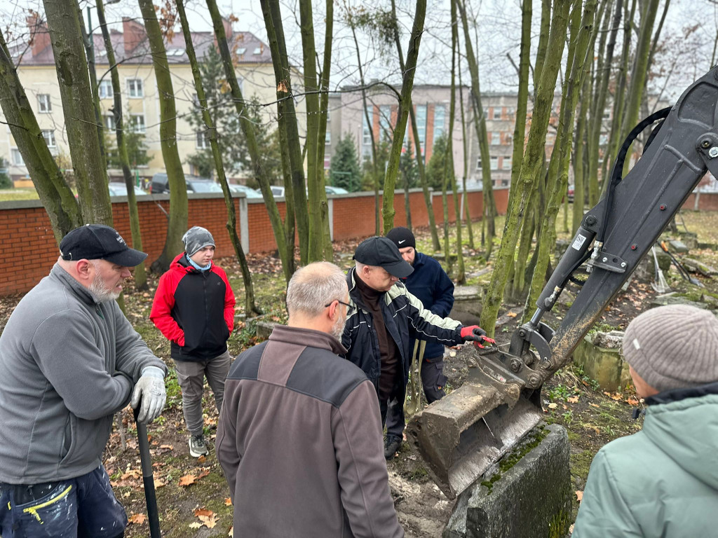 Lubliniec. Trwa rewitalizacja cmentarza żydowskiego
