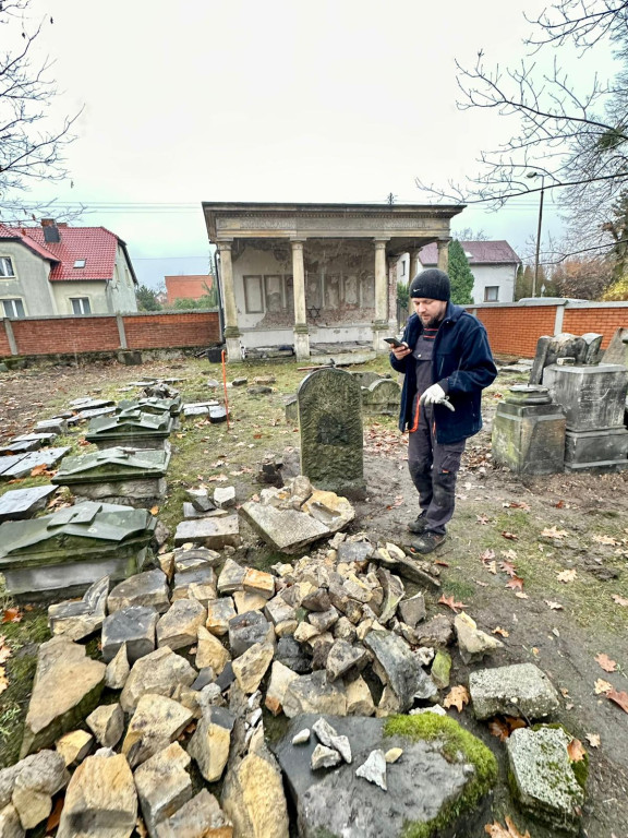 Lubliniec. Trwa rewitalizacja cmentarza żydowskiego