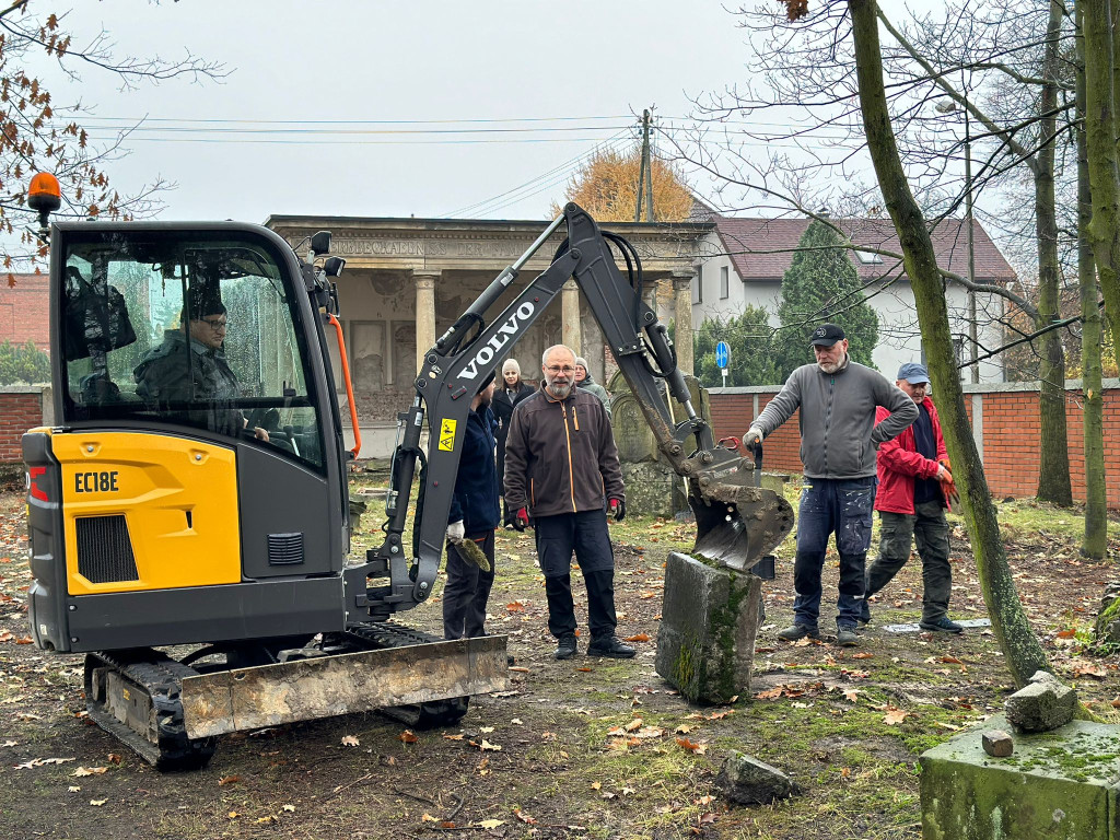 Lubliniec. Trwa rewitalizacja cmentarza żydowskiego
