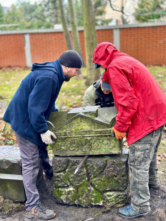 Lubliniec. Trwa rewitalizacja cmentarza żydowskiego