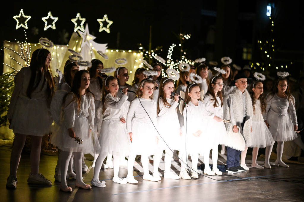 Kiermasz dla Lenki i jasełka w Czwórce