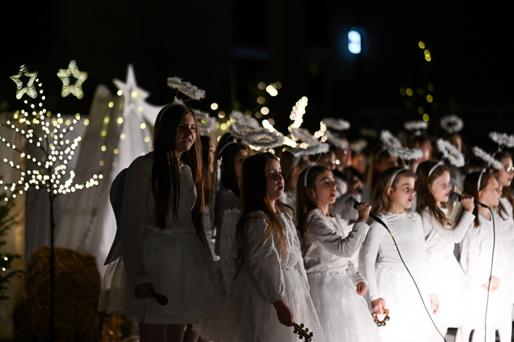Kiermasz dla Lenki i jasełka w Czwórce