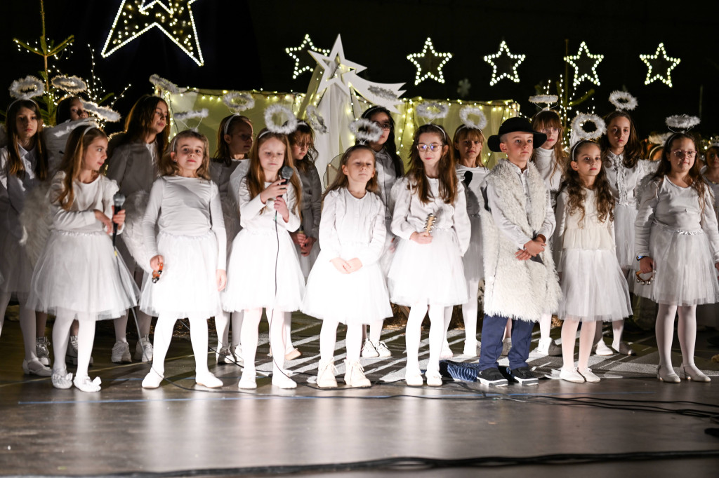 Kiermasz dla Lenki i jasełka w Czwórce