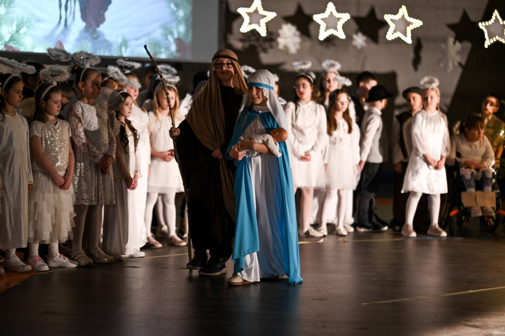 Kiermasz dla Lenki i jasełka w Czwórce