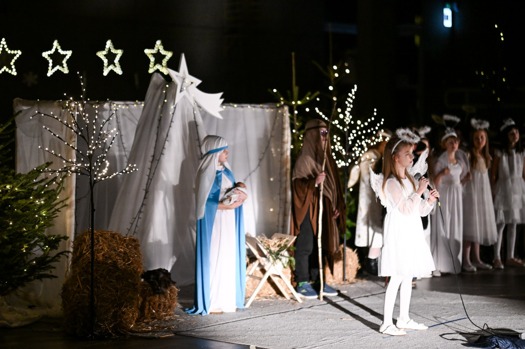 Kiermasz dla Lenki i jasełka w Czwórce