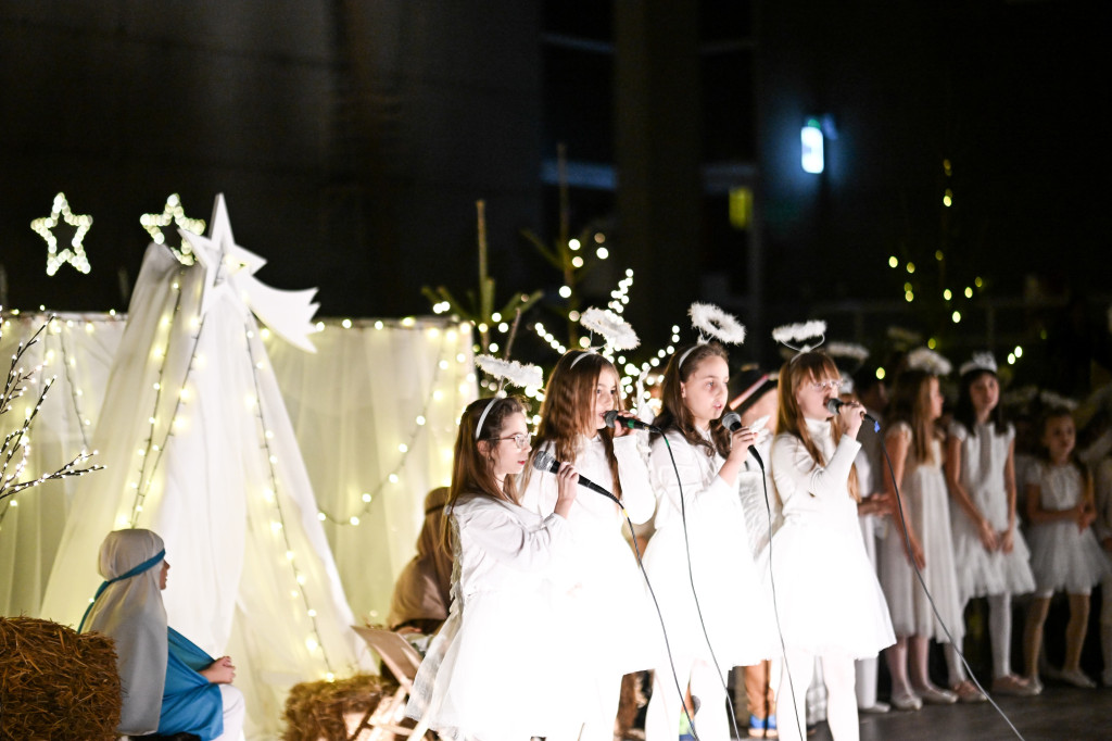 Kiermasz dla Lenki i jasełka w Czwórce