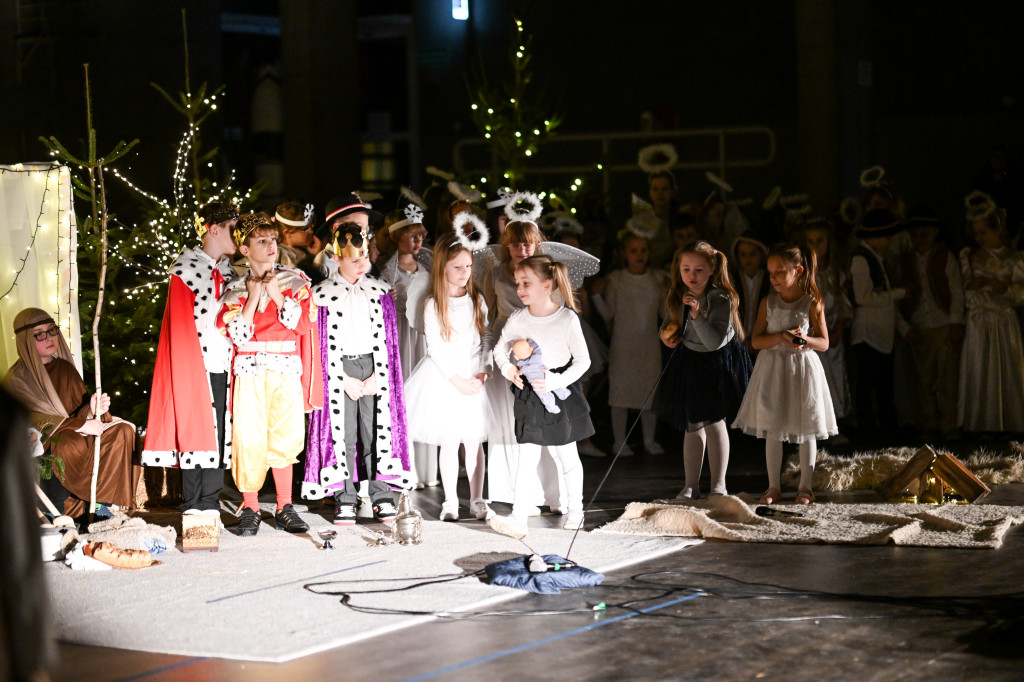 Kiermasz dla Lenki i jasełka w Czwórce