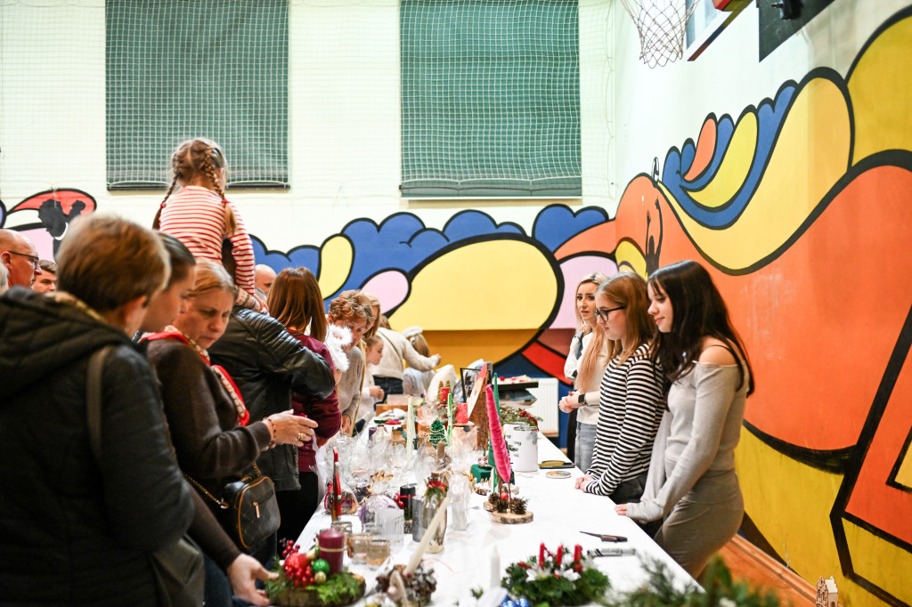 Kiermasz dla Lenki i jasełka w Czwórce