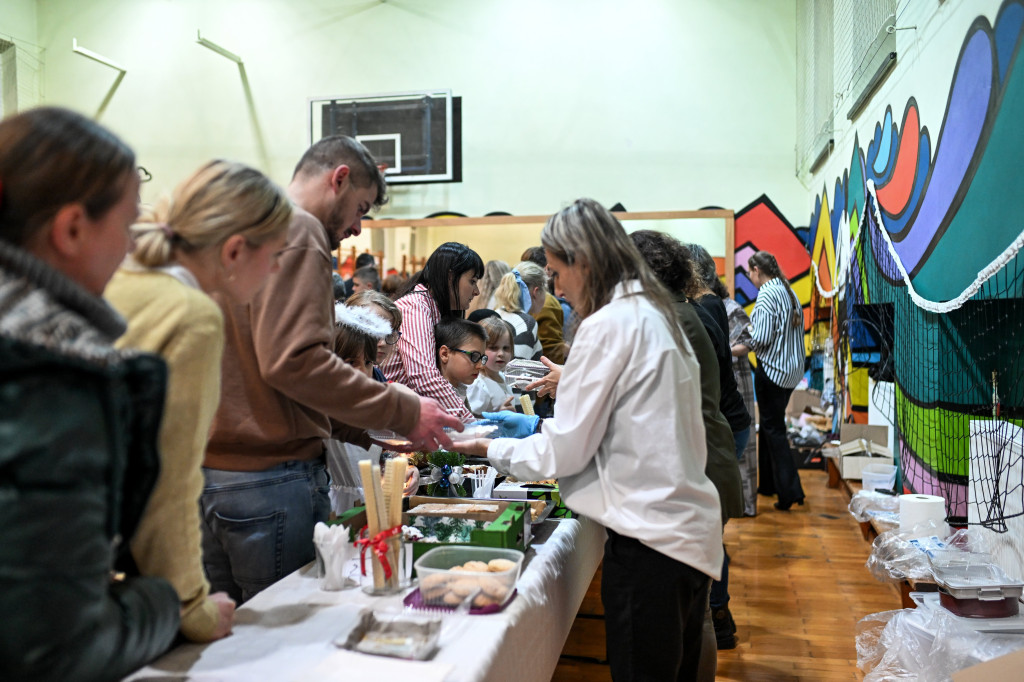 Kiermasz dla Lenki i jasełka w Czwórce