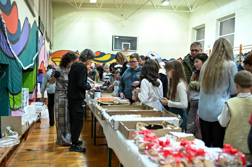 Kiermasz dla Lenki i jasełka w Czwórce