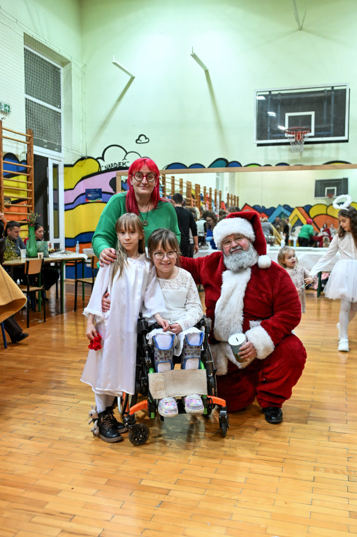 Kiermasz dla Lenki i jasełka w Czwórce