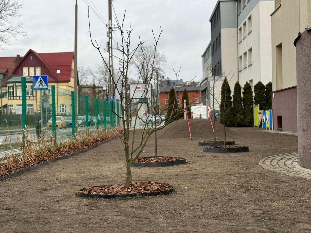 Lubliniec. Plac zabaw przy żłobku po liftingu