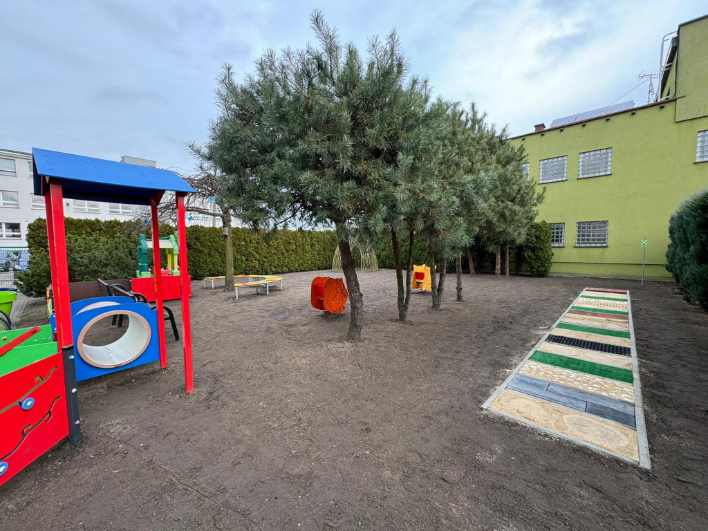 Lubliniec. Plac zabaw przy żłobku po liftingu