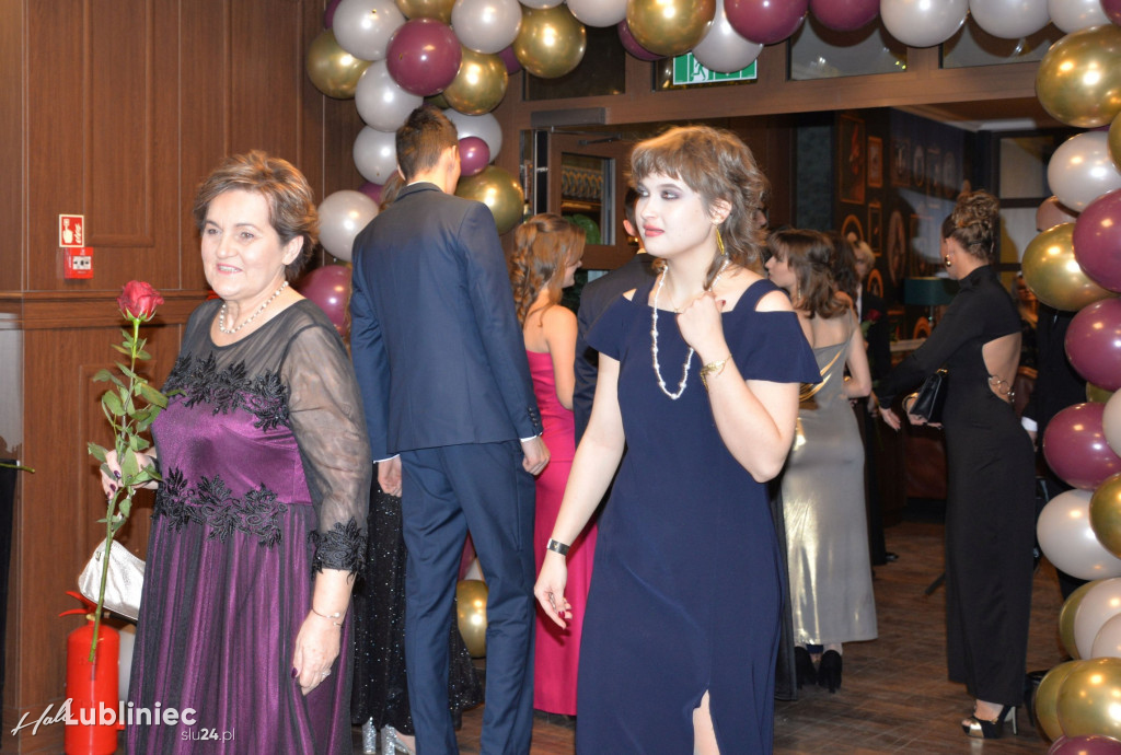 Studniówka Mickiewicza. Młodość, taniec, zabawa