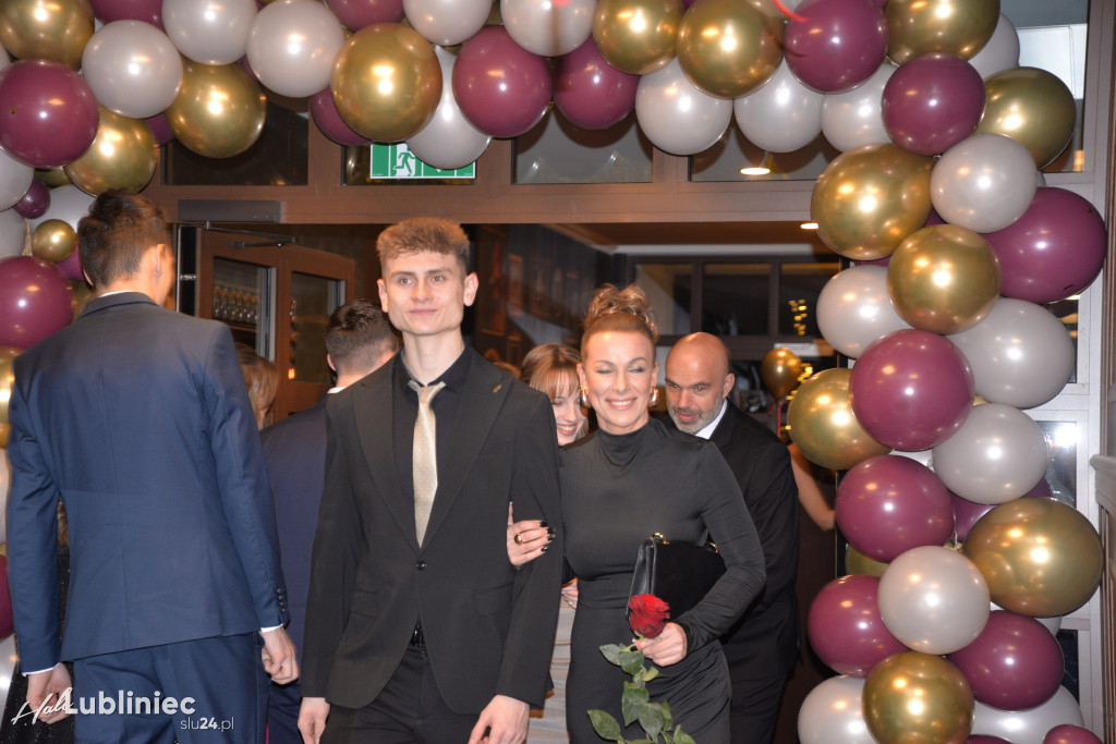 Studniówka Mickiewicza. Młodość, taniec, zabawa