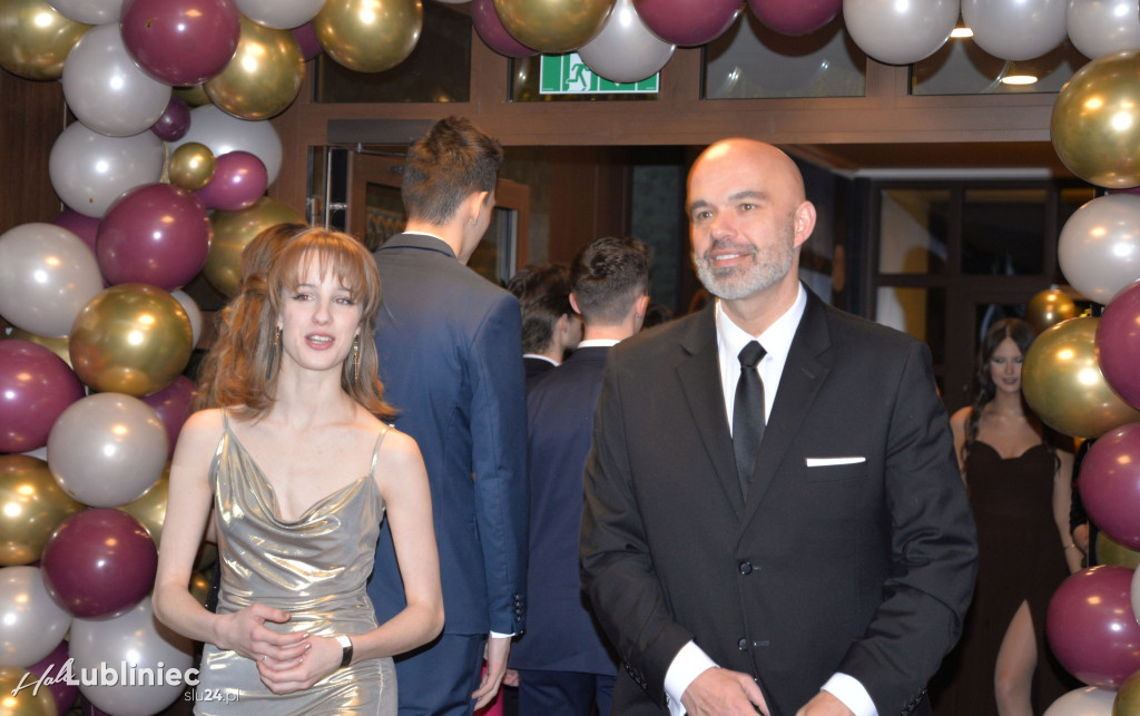 Studniówka Mickiewicza. Młodość, taniec, zabawa