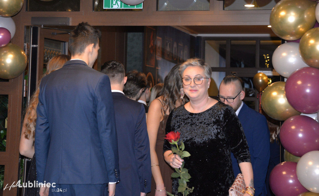 Studniówka Mickiewicza. Młodość, taniec, zabawa